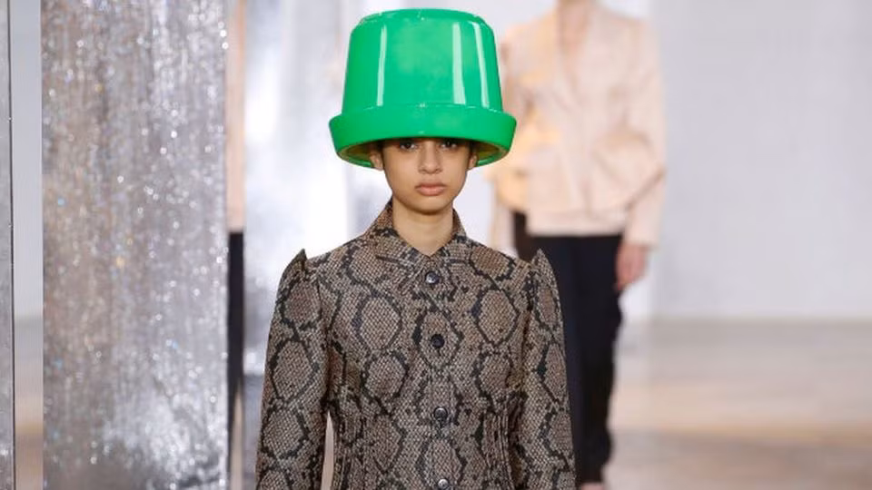 Thương hiệu Nina Ricci mang đến những chiếc mũ bigsize to như cái chậu cây úp trên đầu.