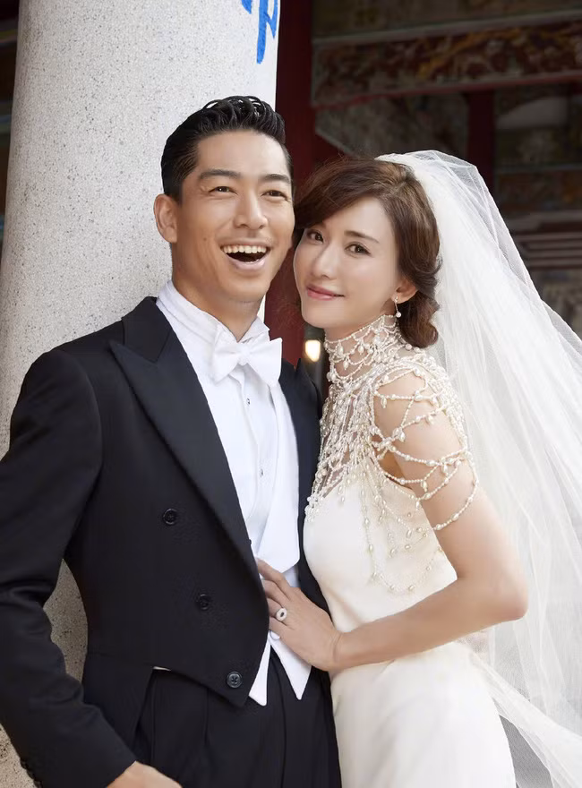 Dù đã ngoài tứ tuần nhưng siêu mẫu xứ Đài Lâm Chí Linh vẫn trẻ đẹp và quyến rũ nhờ bí quyết làm đẹp riêng. Làn da mịn màng không tì vết của cô cũng khiến nhiều phụ nữ cùng lứa phải ngưỡng mộ. Dù lớn hơn chồng trẻ 7 tuổi nhưng nhìn họ không hề có sự chênh lệch nhiều về nhan sắc, thậm chí cô còn trông trẻ hơn.