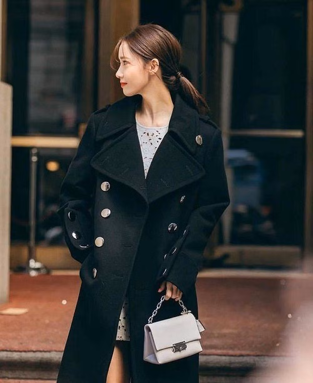 Nếu theo dõi Yoona có thể thấy cô nàng này là fan của những mẫu áo khoác dáng dài thời thượng.