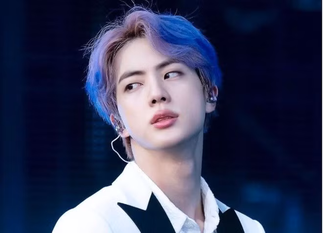Anh cả nhóm BTS trông thu hút, sang chảnh tựa nam thần trên sân khấu nhờ thử màu tóc ánh tím bồng bềnh thời thượng.