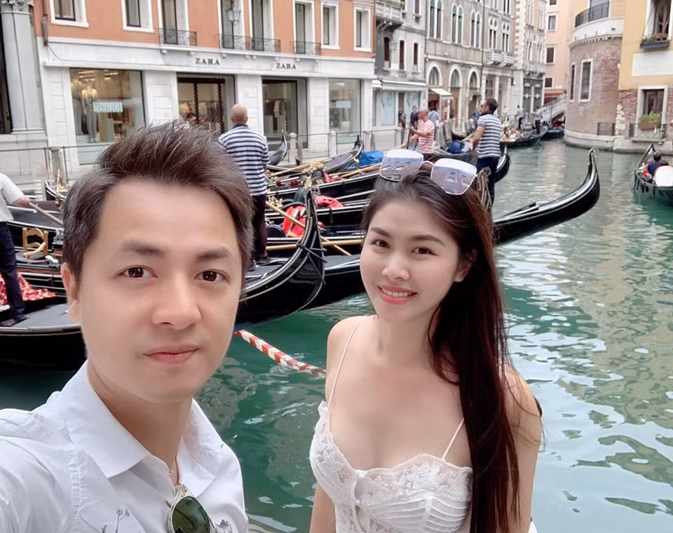 Bên cạnh đó, người đẹp cũng không quên đính kèm cả đoạn clip hướng dẫn về cách uống nước ép cần tây sao cho hiệu quả. Có thể nói, đây là bài chia sẻ vô cùng hữu ích đối với chị em phụ nữ, đặc biệt là những nàng đang muốn cải thiện làn da và vóc dáng.