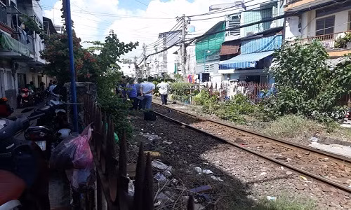 TP HCM: Người đàn ông chết bất thường ngay cạnh đường ray TP HCM: Nguoi dan ong chet bat thuong ngay canh duong ray