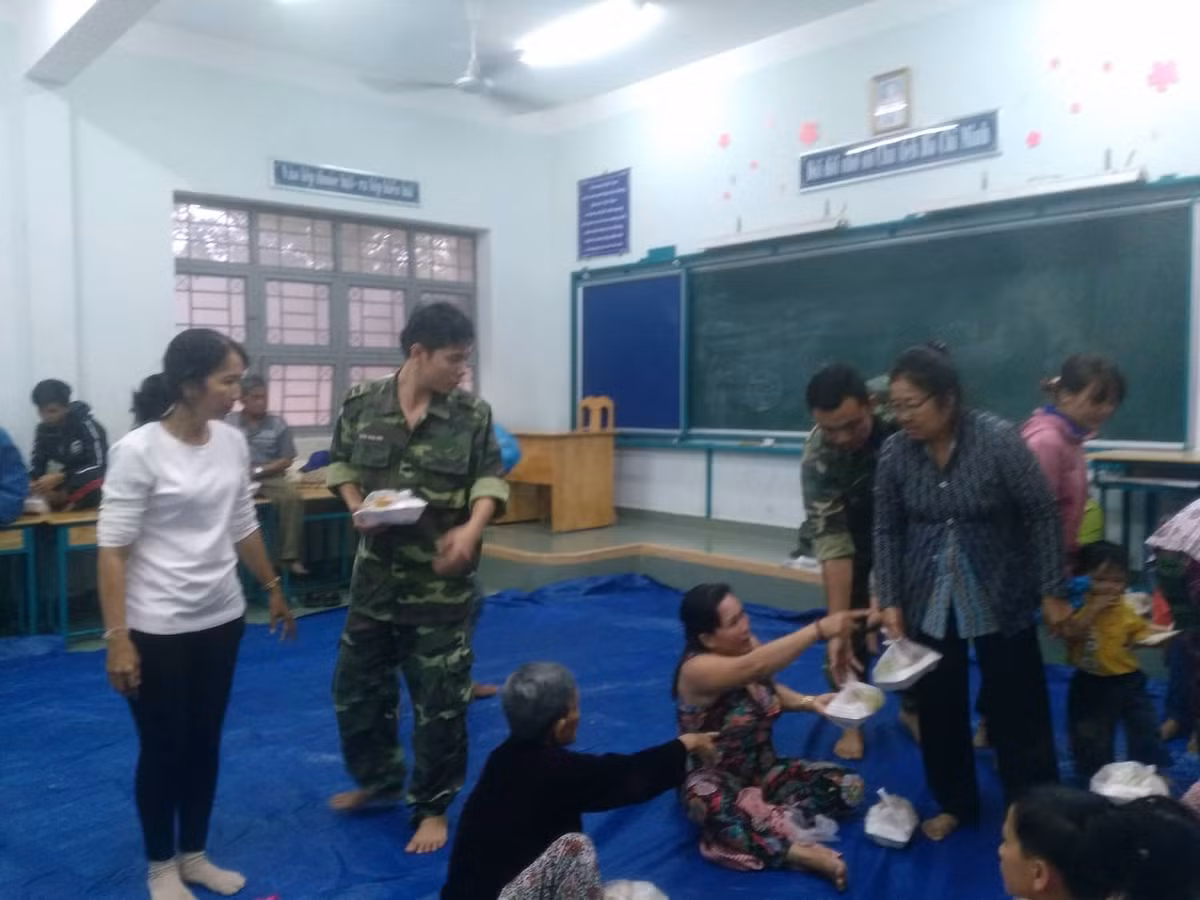 Tổ chức phát cơm, động viên chia sẻ với người dân vượt qua khó khăn. 