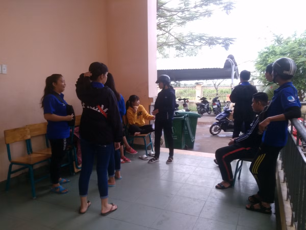 Các đoàn viên tranh thủ nghỉ ngơi sau những giờ làm việc vất vả. 