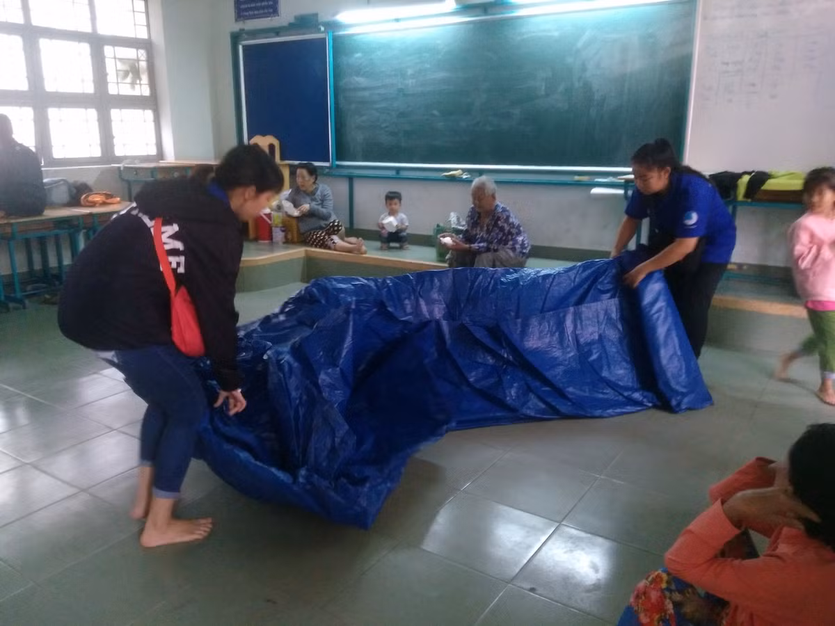 Nguyễn Thị Tuyết Phương, đoàn viên tình nguyện chia sẻ: “Tất cả những thành viên trong đoàn đều tự nguyện tham gia, mặc dù công việc cũng vất vả, nhưng chúng tôi sẽ cố gắng làm hết sức mình, hoàn thành nhiệm vụ. Chúng tôi sẽ luôn bên cạnh người dân cho đến khi cơn bão số 9 đi qua, với chúng tôi được góp một phần sức lực giúp đỡ mọi người là niềm hạnh phúc lớn lao”. 
