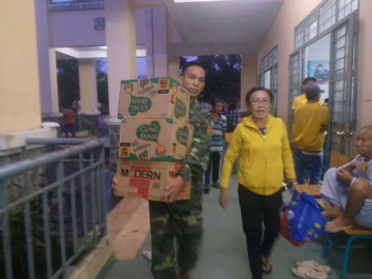 Vận chuyển đồ ăn, thức uống nhu yếu phẩm cho người dân. 