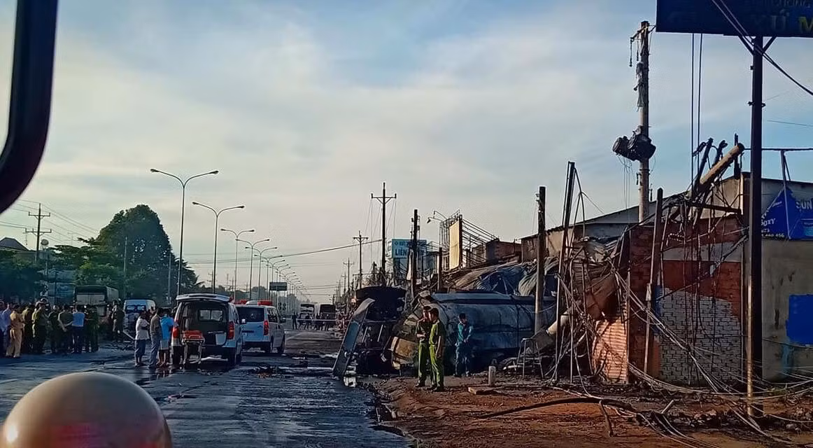 Ngay sau khi xảy ra vụ việc, hàng chục xe cứu thương và xe chữa cháy có mặt tại hiện trường dập lửa, đưa nạn nhân đi cấp cứu.