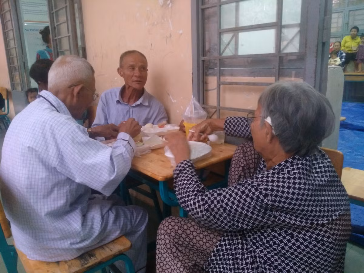 Người dân vui vẻ cùng nhau ăn cơm.