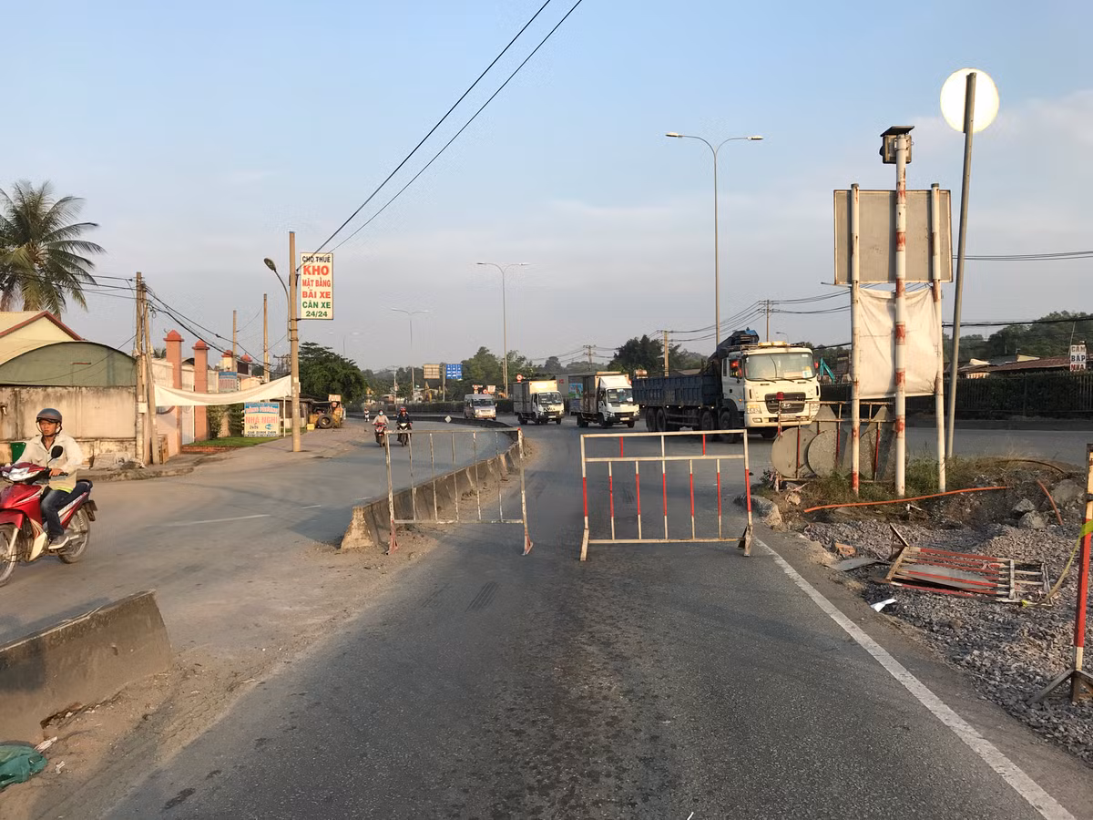 Ôm cua gấp, xe đầu kéo lật nhào lúc rạng sáng - Hình 3 Om cua gap, xe dau keo lat nhao luc rang sang-Hinh-3