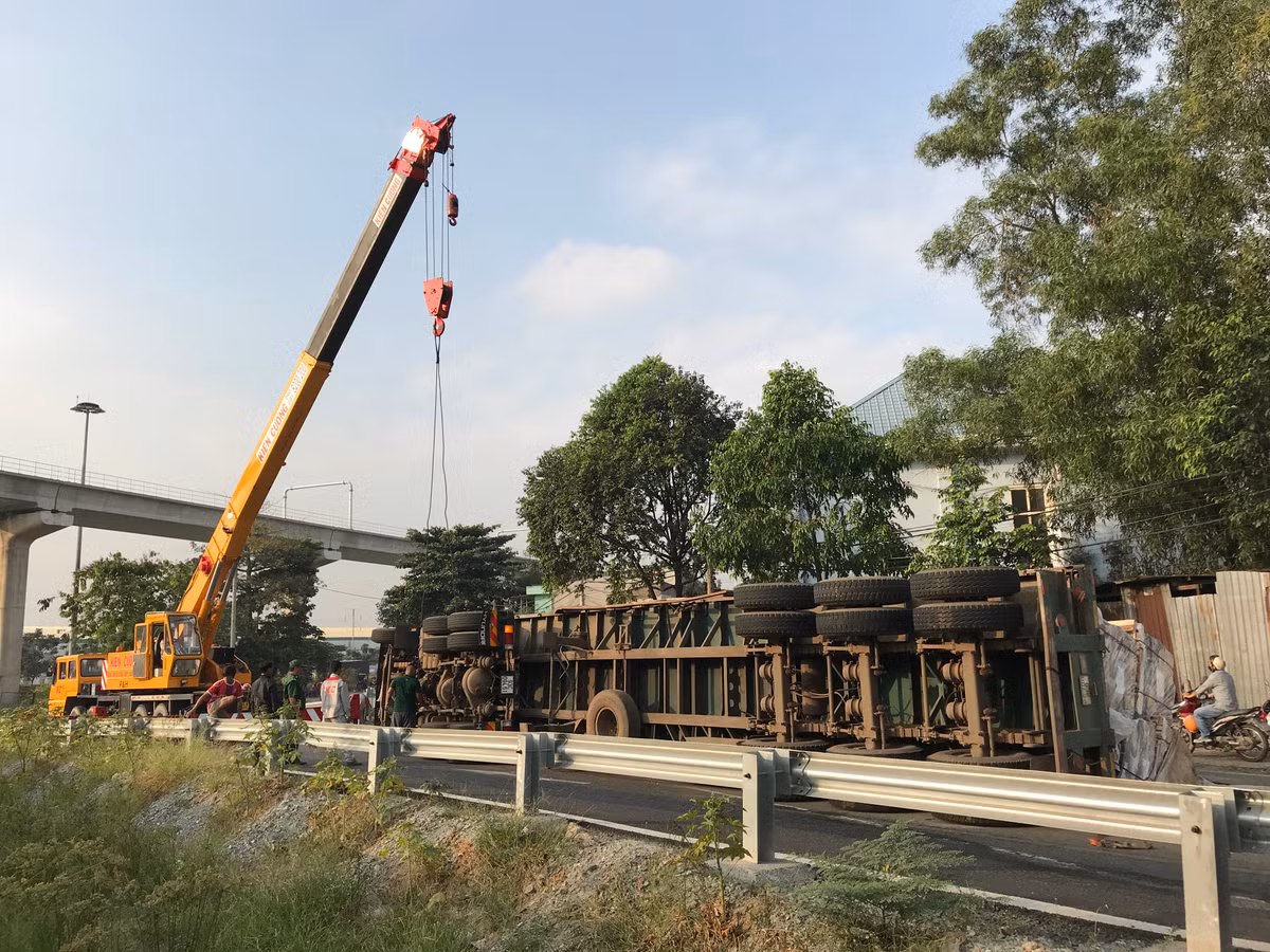 Ôm cua gấp, xe đầu kéo lật nhào lúc rạng sáng - Hình 4 Om cua gap, xe dau keo lat nhao luc rang sang-Hinh-4