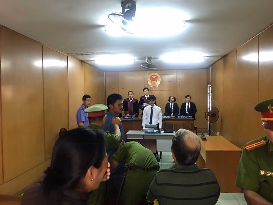 Ngáo đá thấy "vợ" đang nằm ngủ tưởng là ma nên đánh chết Ngao da thay