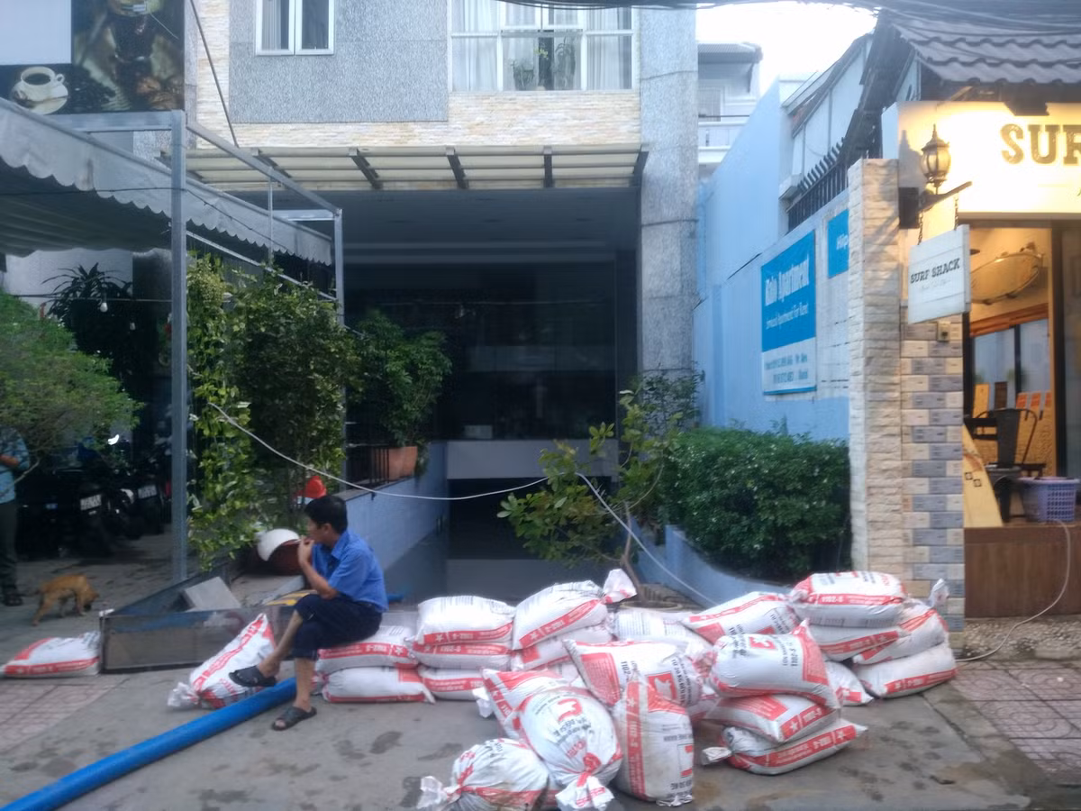 TP.HCM: Dan bat luc nhin tai san ngap trong bien nuoc-Hinh-2