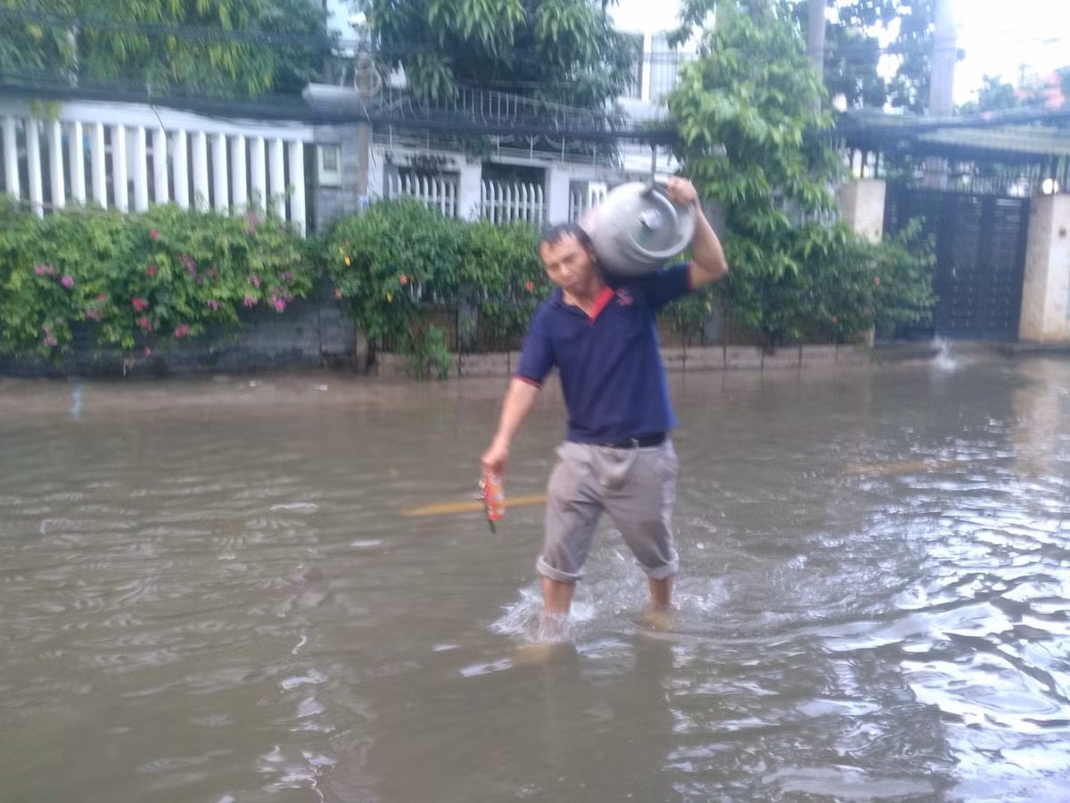 TP.HCM: Dan bat luc nhin tai san ngap trong bien nuoc