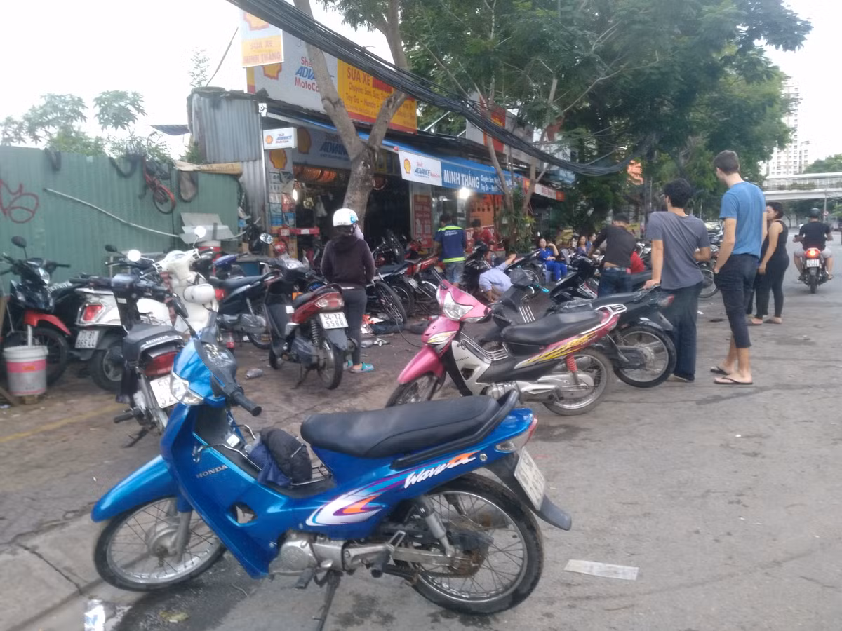 TP.HCM: Dan bat luc nhin tai san ngap trong bien nuoc-Hinh-7