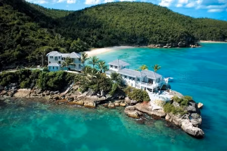 Antigua và Barbuda là một trong các quốc gia thịnh vượng nhất vùng Caribê. Với tổng diện tích là 442,6km2, gấp 2,5 lần diện tích thủ đô Washington DC của Mỹ. Dân số tính đến tháng 7-2018 vào khoảng 95.882 người. Antigua và Barbuda là một trong "các quốc gia thịnh vượng nhất vùng Caribê nhờ vào ngành du lịch và các dịch vụ tài chính bình phong.