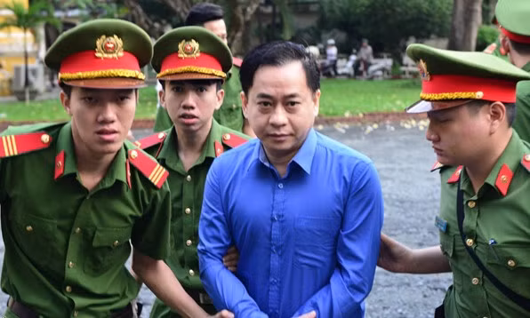 Vu “nhom” khai co 2 quoc tich va 3 ten khac nhau