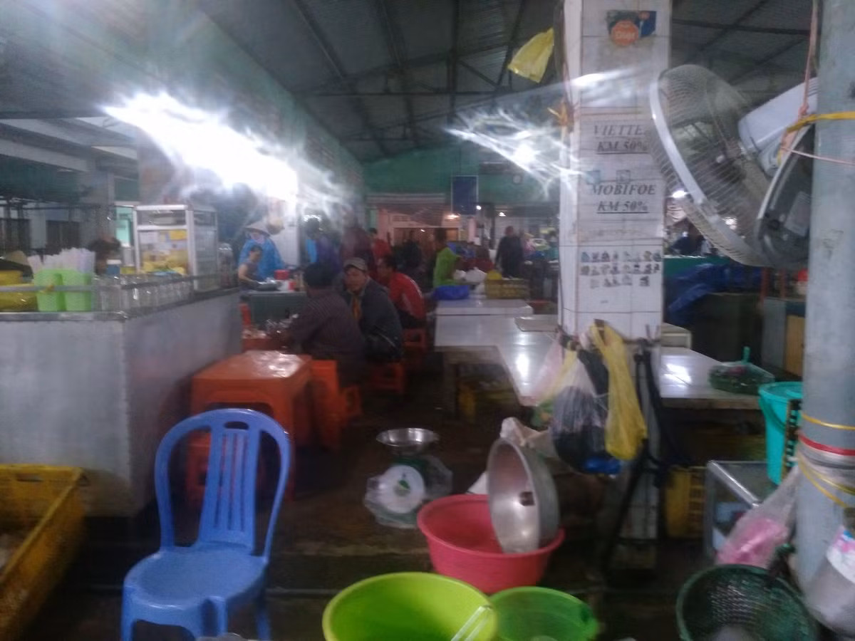 Chợ vẫn tiếp tục hoạt động không có dấu hiệu gấp gáp thu dọn để tránh bão số 9. 