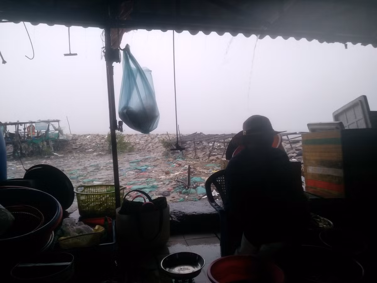 Đặc biệt chợ Cần Giờ được xem là khu chợ rất nguy hiểm, bởi địa thế giáp kè biển và là trung tâm hứng hướng gió và sóng biển. 