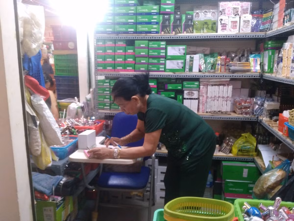 Một nguyên nhân được cho khiến chợ Bình Tây vắng vẻ là do quá nhiều trung tâm thương mại, siêu thị mới mọc lên, cộng thêm việc chợ mới hoạt động trở lại nên nhiều người chưa biết để đến.