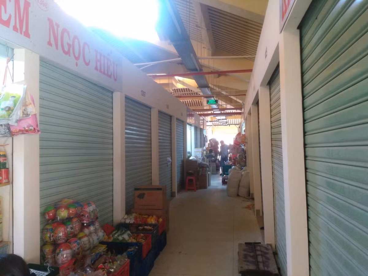 Nhiều ki ốt vẫn bỏ trống chưa có người thuê.