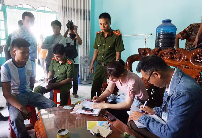 Đổ chất thải xuống cống, tài xế bị phạt 123 triệu đồng Do chat thai xuong cong, tai xe bi phat 123 trieu dong