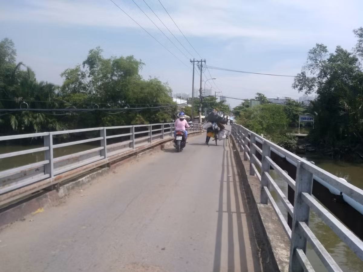 Vào giờ cao điểm các phương tiện qua lại đông đúc khiến cây cầu trở nên yếu ớt, khiến cho việc đi lại khó khăn, gây ám ảnh, đe dọa đến tính mạng của người dân. 