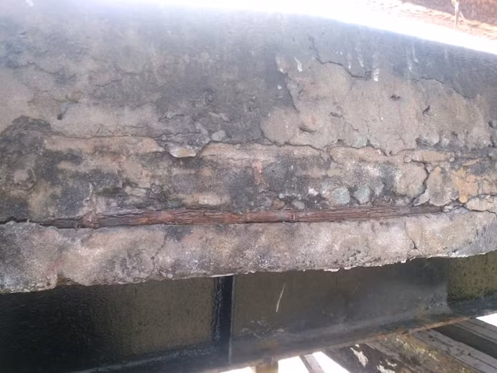 Các hạng mục bê tông bị nứt, nẻ lộ cả lõi sắt bên trong. 