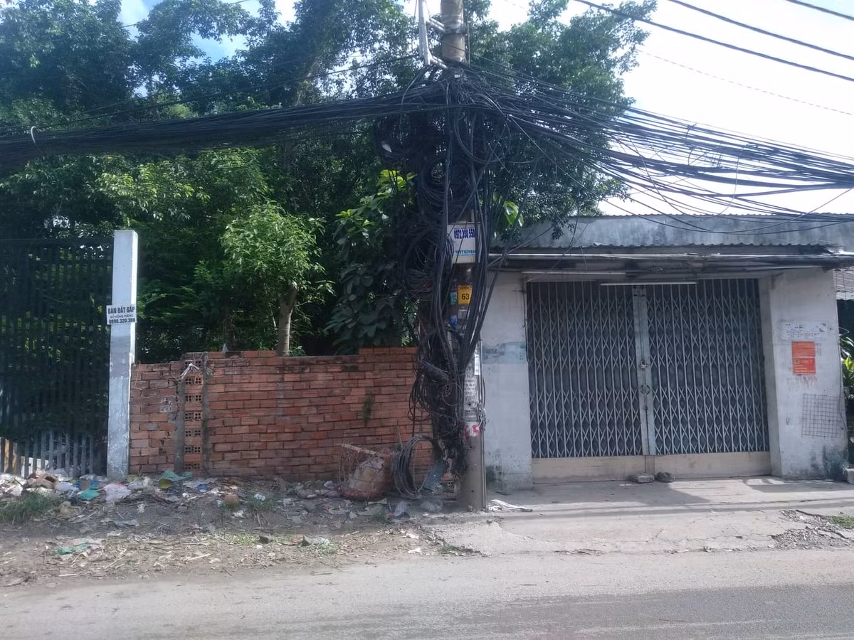 Mạng lưới điện chằng chịt cũng khiến cho nhiều công nhân sửa chữa điện cũng lắc đầu ngao ngán, vì sự nguy hiểm bởi hàng trăm sợi dây điện lùm xùm vắt trên các cột từ dưới đất cho đến trên đầu ngọn, cột trụ. 