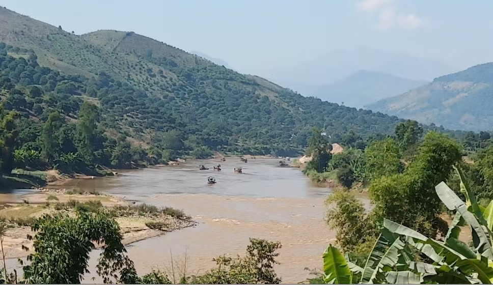 Sơn La: “Cát tặc” ngang nhiên lộng hành nhộn nhịp trên sông Mã - Hình 3 Son La: “Cat tac” ngang nhien long hanh nhon nhip tren song Ma-Hinh-3