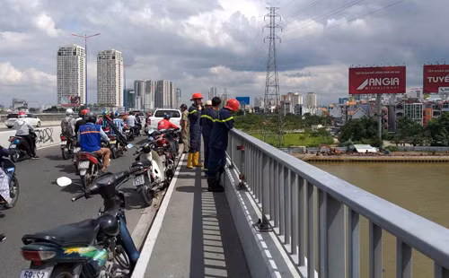 Hai nguoi dan ong nghi tu tu o TP.HCM.-Hinh-2
