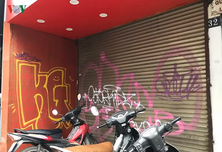 Cứ sau mỗi đêm, những chiếc cửa cuốn của các gia đình trong khu phố cổ lại chi chít những hình vẽ sặc sỡ. 