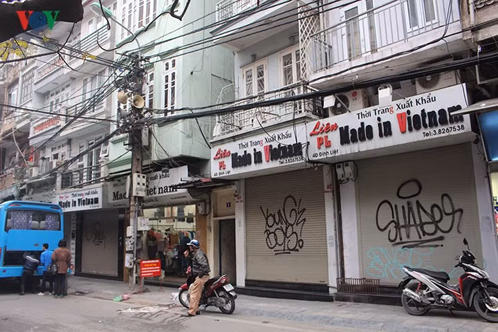 Trong khu phố cổ Hà Nội, bất cứ con đường nào, bức tường nào… chỉ cần có 1 khoảng trống là sẽ trở thành “khung tranh” vẽ cho những người "thích sáng tạo".