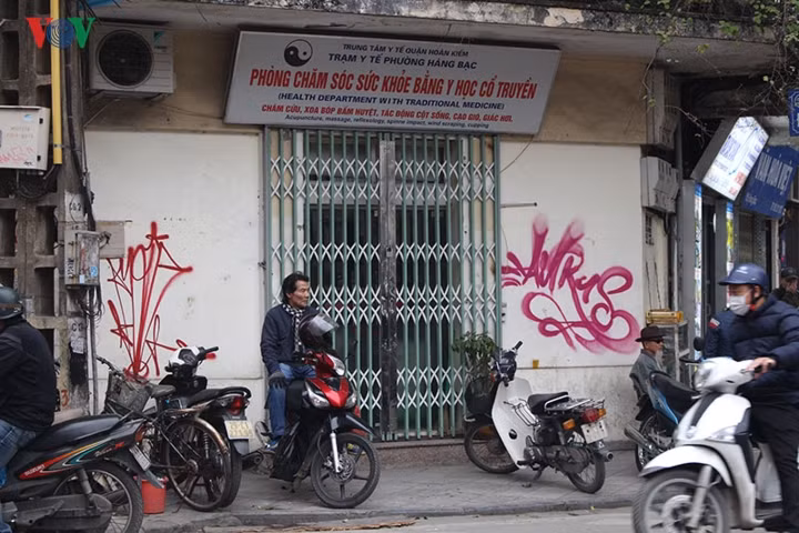 Người dân sống ở khu phố cổ cho biết: "Sau một đêm ngủ dậy, cửa và tường nhà đều bị vẽ bẩn, điều này ảnh hưởng rất nhiều đến đời sống và công việc kinh doanh của chúng tôi".