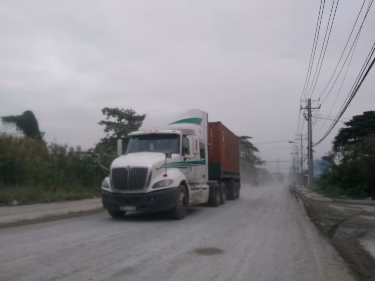 Hàng trăm xe tải, xe container qua lại liên tục, biến con đường khang trang đẹp đẽ trở thành con đường “đau khổ”. 