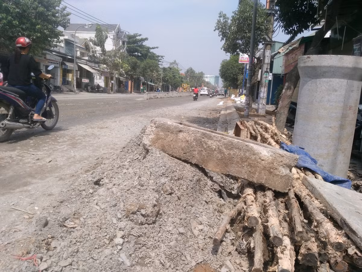 Đất, đá, bê tông chất thành từng đống trên vỉa hè cho đến lòng đường.