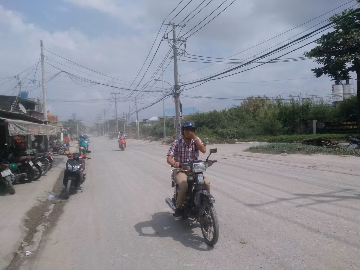 Nhiều người đi đường tỏ ra ngán ngẫm, phải nín thở dùng tay che mặt để đi qua con đường này. 