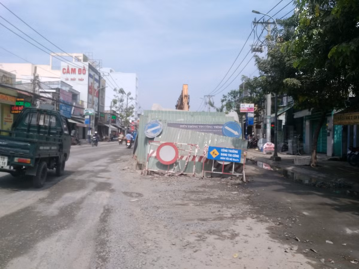 Các công trình thi công dang dở, nằm ngổn ngang là mối nguy hiểm gây ra những vụ tai nạn giao thông nghiêm trọng, luôn ám ảnh người dân mỗi khi đi qua đây. 