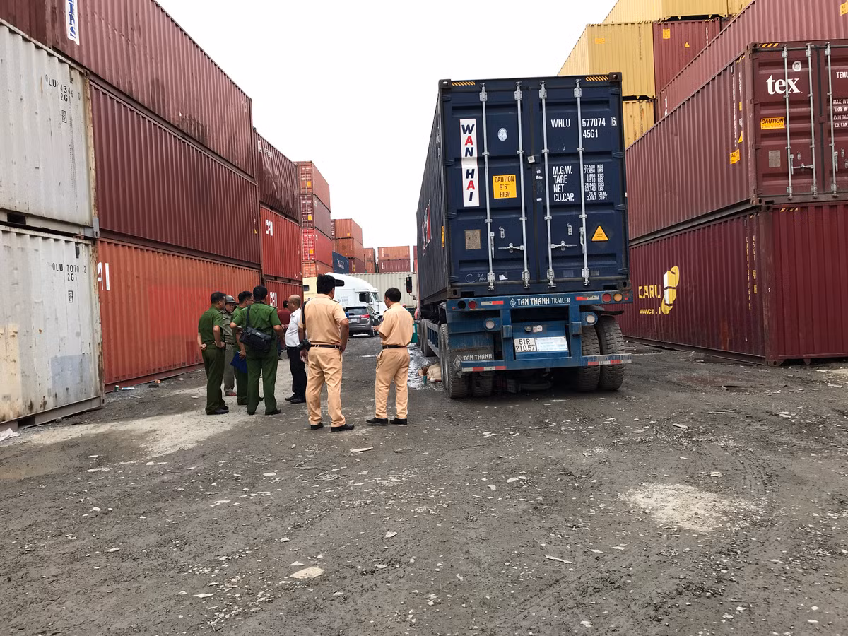 Nguyên nhân người đàn ông nằm chết dưới bánh xe container Nguyen nhan nguoi dan ong nam chet duoi banh xe container