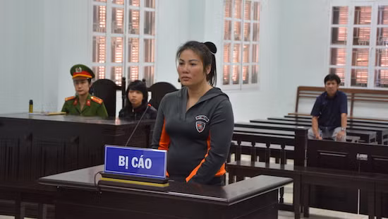 Đánh nữ giúp việc dã man như thời trung cổ, “Nga vọc” lĩnh 10 năm tù Danh nu giup viec da man nhu thoi trung co, “Nga voc” linh 10 nam tu