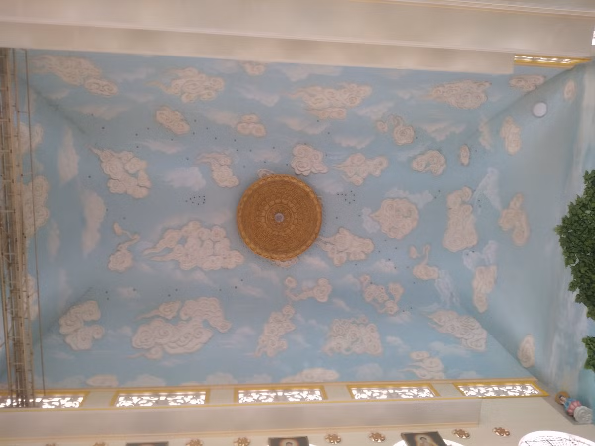 Phần trần nội điện được trang trí những bức phù điêu cảnh trời xanh, mây trắng, nằm giữa trung tâm là hình hoa sen được đắp nổi tinh xảo. 