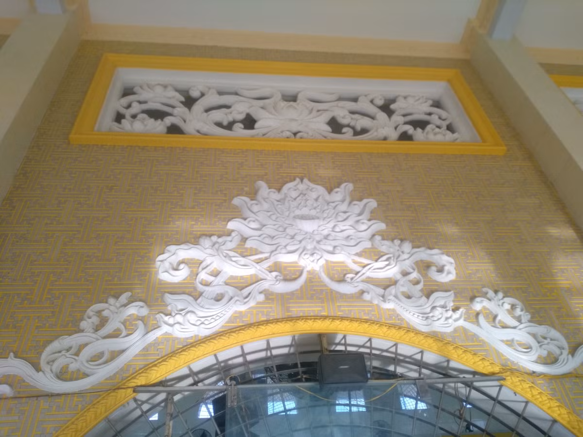 Các khung cửa gió, những bức tường được trang trí bằng hình hoa sen chạm khắc bằng đá trắng rất lớn. 