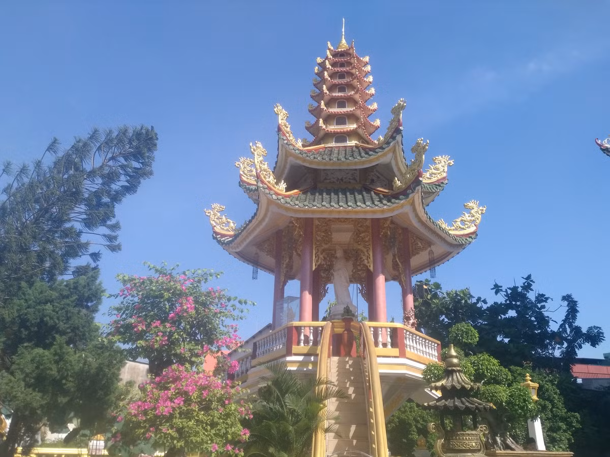 Đài Liên hoa được xây dựng nằm giữa hồ nước, bên trong tôn trí tượng Quan Thế Âm Bồ Tát. 