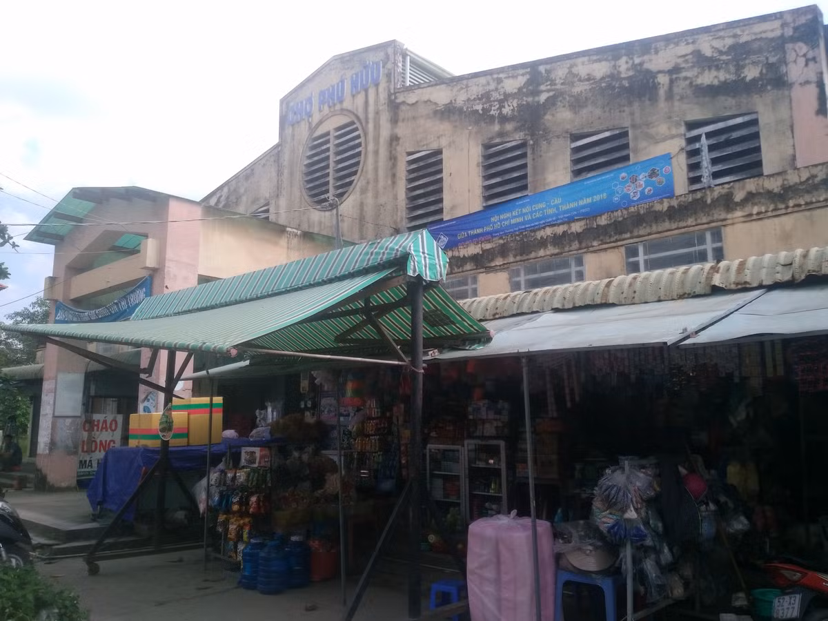 Hiện tại chợ Phú Hữu chỉ còn lại một tiểu thương kinh doanh buôn bán. 