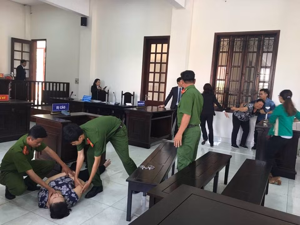 Bao mau dung dep “day” tre ngat xiu khi nghe Toa tuyen an
