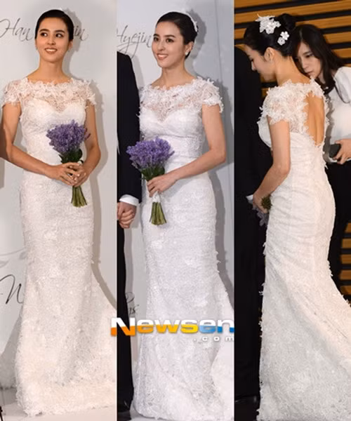 Han Hye Jin kết hôn với cầu thủ bóng đá Ki Sung Yeong. Váy cưới của cô đến từ thương hiệu Oscar de la Renta có giá khoảng 10.000 USD (hơn 200 triệu đồng). Khán giả dễ dàng nhận thấy cô dâu chỉ diện váy đuôi cá ngắn tay basic nhưng lại cực tôn dáng. Váy cưới của cô đến từ thương hiệu Oscar de la Renta có giá khoảng 10.000 USD (hơn 200 triệu đồng) (Ảnh: Newsen)