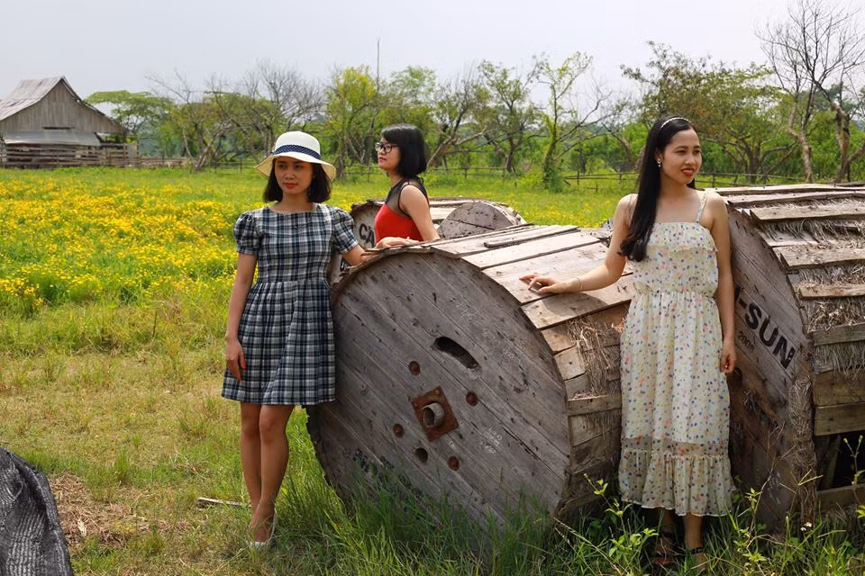 Người ta còn dựng lên khá nhiều những ngoại cảnh đẹp mắt tha hồ cho bạn thỏa sức chụp ảnh và tạo dáng. Ảnh: Tùng Diệp.