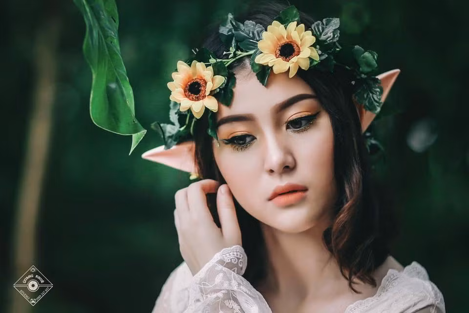 Thừa hưởng nét đẹp từ bố người Mỹ, cộng với chiều cao nổi bật 1m67 nên dù có gắn thêm chiếc tai giả để biến mình thành "dị nhân" thì cô bạn 10X này vẫn rất xinh đẹp.
