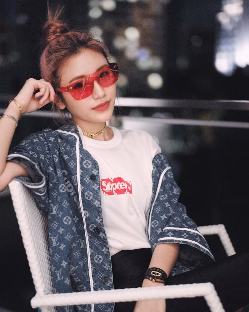 Nữ đại gia Jamie Chua không tiếc tiền sắm cho con gái những chiếc túi Chanel trị giá khoảng 5.000 USD hay giày thiết kế có giá khoảng 1.000 USD. Bản thân Calista cũng là tín đồ hàng hiệu khi tủ đồ ngập tràn thiết kế từ các thương hiệu Louis Vuitton, Chanel, Balenciaga, Gucci, Supreme...