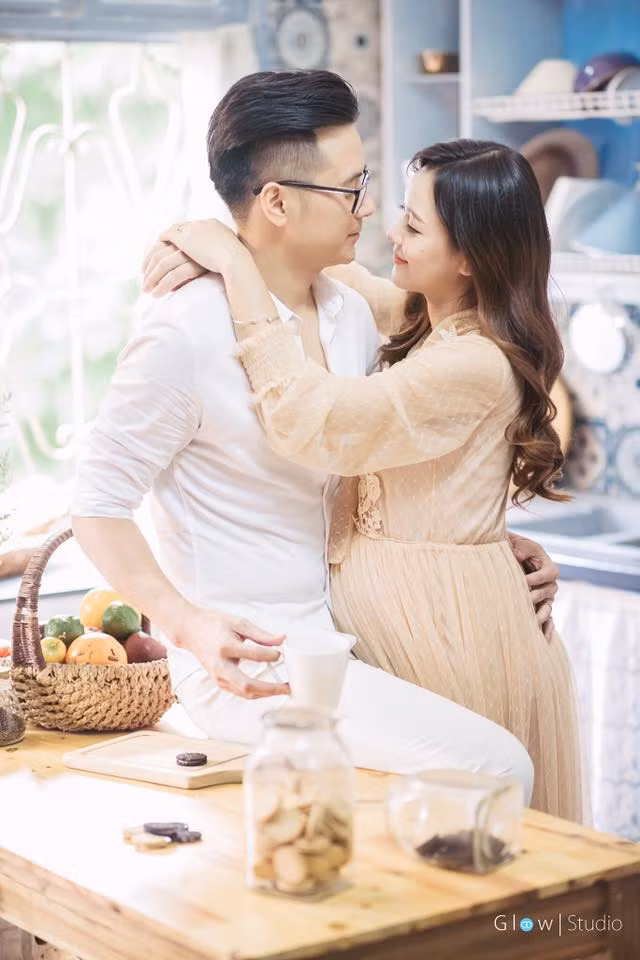 Trong bộ ảnh mới của mình, bà mẹ hot girl không ngại phô ra những vết rạn lớn ở phần bụng dưới, bởi nó giúp cô cảm nhận được thiên chức làm mẹ.