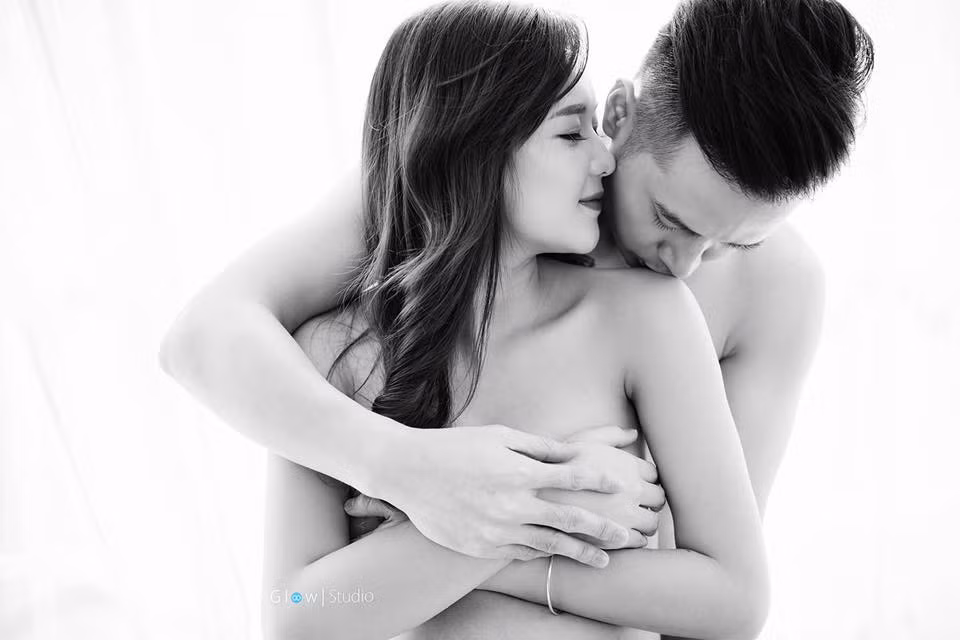 Theo người đẹp 9X, phụ nữ khi mang bầu mà có được một người chồng quan tâm và yêu thương mình hết lòng thì không còn gì tuyệt vời bằng. Và Thu Hương may mắn khi có được một người chồng như thế, luôn yêu thương, hiểu và chiều vợ vô điều kiện. Ảnh trong bài: Glow Studio.
